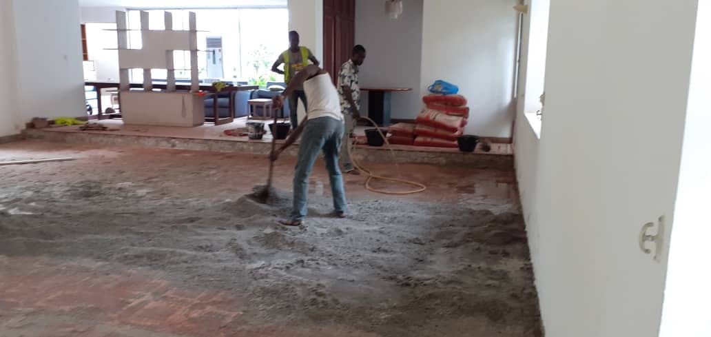 Réalisation d'une chape et pose de carrelage