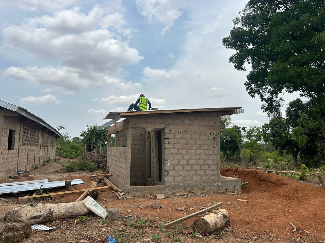 Bâtiment en construction et charpente