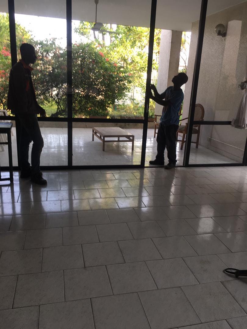 Pose de cloison vitrée intérieure